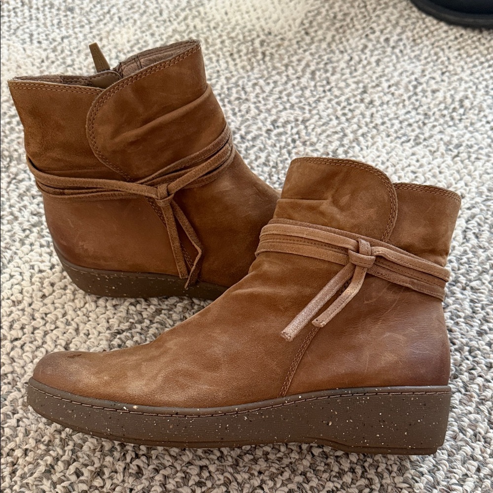 Dansko Women's Evelyn Lichen Burnished Suede Boots